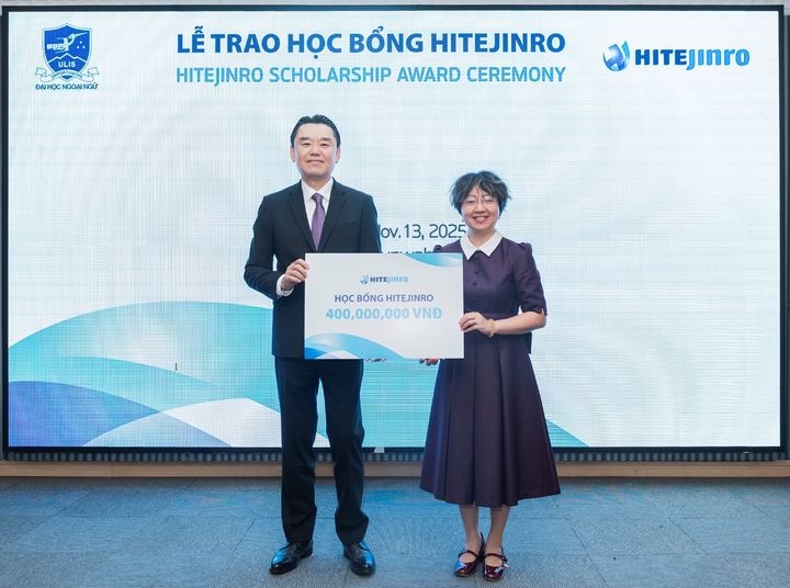 하이트진로가 지난 13일 베트남 하오니 국립외국어대학교에서 학생 20명에게 장학금을 전달했다. (왼쪽부터) 김인규 하이트진로 대표와 하레낌아잉하노이 국립외국어대학교 부총장 모습. [사진=하이트진로 ]