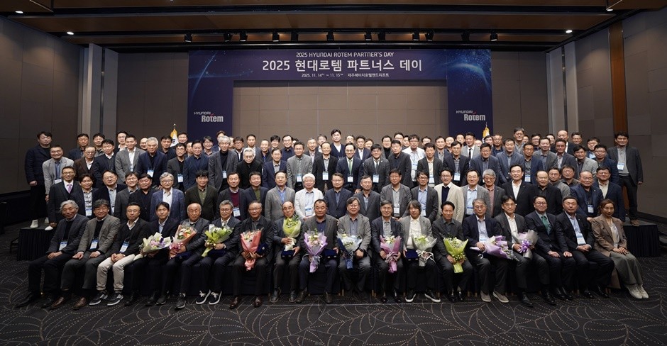 이용배(셋째줄 왼쪽 열세번째) 대표이사 사장과 이정엽(아홉번째) 부사장, 김두홍(열번째) 재경본부장 등 현대로템 주요 임원들이 지난 14~15일 제주 서귀포시 해비치 호텔앤드리조트에서에서 진행된 ‘2025 현대로템 파트너스 데이’에서 협력업체 대표들과 기념촬영을 하고 있다. [사진=현대로템]