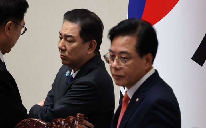 우원식 국회의장과 김병기 더불어민주당 원내대표, 송언석 국민의힘 원내대표가 25일 오후 서울 여의도 국회에서 열린 본회의에서 신속처리안건 지정동의의 건 투표수가 명패수보다 많은 것에 대하여 대화하고 있다.[사진=뉴시스]