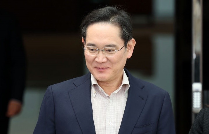 일본 출장을 마친 이재용 삼성전자 회장이 지난 4월 9일 서울 강서구 김포비즈니스항공센터(SGBAC)로 귀국하고 있다. [사진=뉴시스]