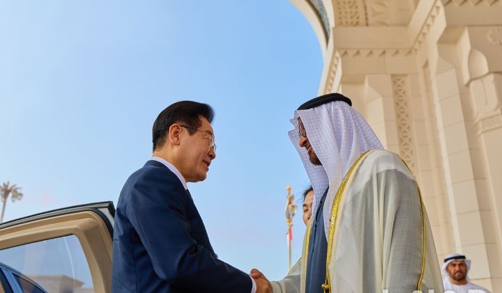 아랍에미리트(UAE)를 국빈 방문 중인 이재명 대통령이 18일(현지 시간) 아부다비 카사르 알 와탄 대통령궁에서 열린 공식 환영식에서 무함마드 빈 자이드 알 나흐얀 UAE 대통령과 악수하고 있다. [사진=뉴시스]