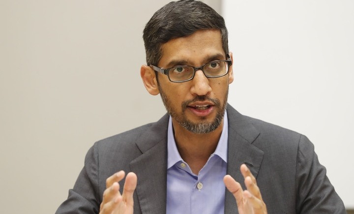 피차이 CEO는 18일(현지 시간) BBC와의 인터뷰에서 최근 AI 투자가 폭발적으로 증가한 것은 "대단한 순간"이지만, "현재의 투자 바람에는 합리적 측면도 있지만 일부 비이성적 요소도 공존한다"고 지적했다. 사진은 순다르 피차이 구글 최고경영자(CEO). [사진=뉴시스]