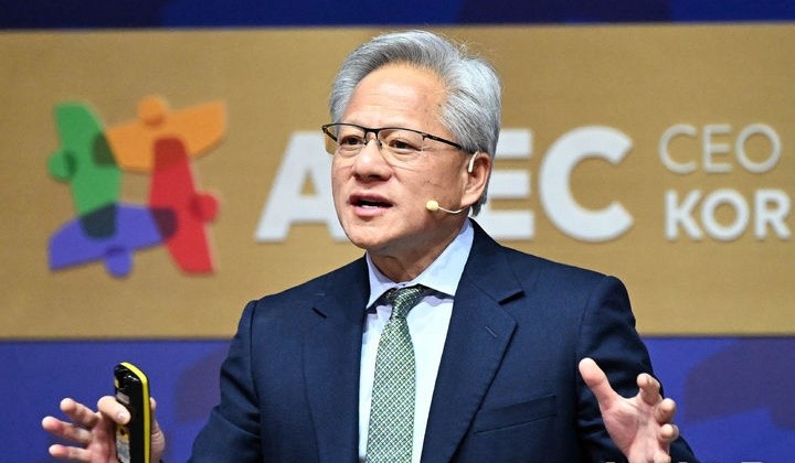 젠슨 황 엔비디아 최고경영자(CEO)가 지난달 31일 경북 경주예술의전당에서 열린 아시아태평양경제협의체(APEC) CEO 서밋에서 특별세션 기조연설을 하고 있다. [사진=뉴시스]