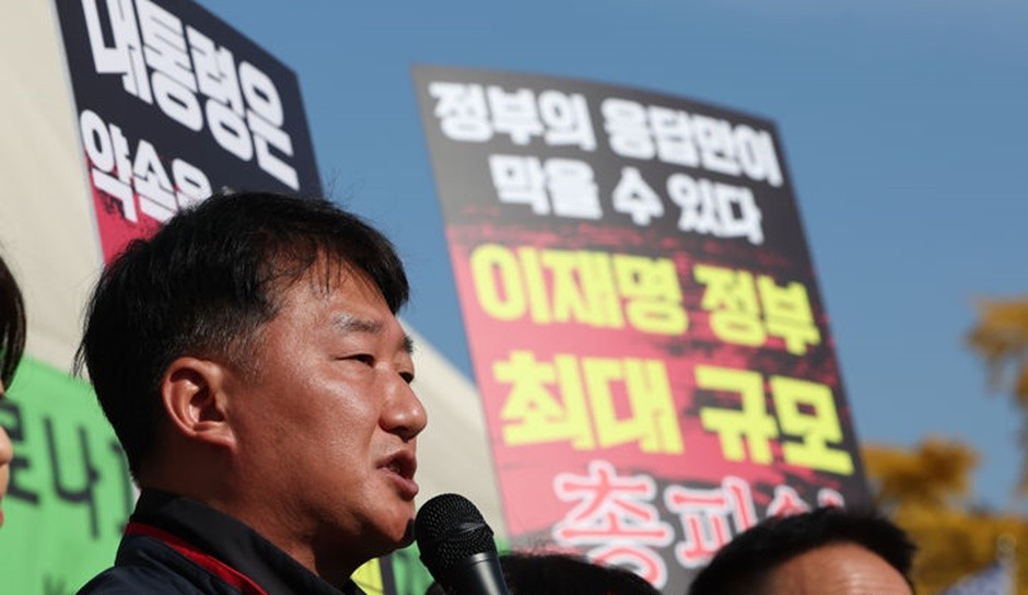 양경수 민주노총 위원장이 지난 11일 오전 서울 여의도 국회 정문 앞에서 열린 전국학교비정규직연대회의 총파업 선포 기자회견에서 발언하고 있다. [사진=뉴시스]