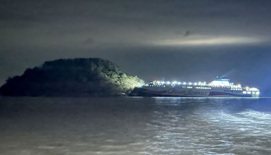 지난 19일 오후 전남 신안군 장산면 족도에서 승객 260여명을 태운 여객선이 좌초했다. [사진=목포해양경찰서] 