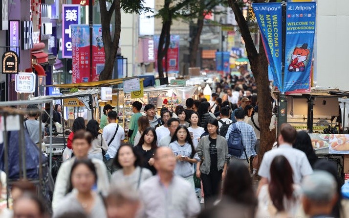다카이치 사나에 일본 총리의 ‘대만 유사시 개입 가능성’ 발언 이후 중국과 일본 간 외교적 갈등이 고조되고 있는 가운데, 중국 내 일본 여행 수요가 급격히 감소하고 있는 것으로 나타났다. 사진은 지난 10월12일 서울 중구 명동거리의 모습.[사진=뉴시스]