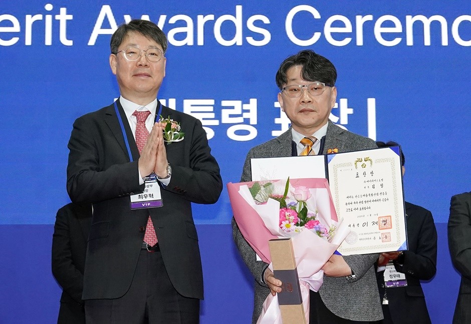 좌)산업통상자원부 최우혁 국장과 우)HS효성종합기술원 김철 전무가 대통령상 수상 기념 촬영을 하고 있다. [사진=HS효성]