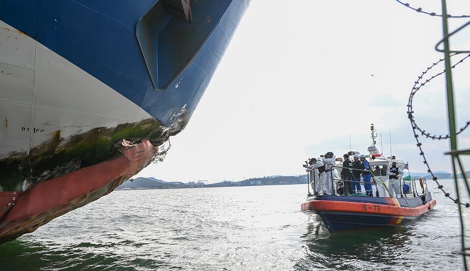 해경·국과수 합동감식반이 지난 20일 오후 전남 목포시 삼학부두에 정박한 좌초 사고 여객선 퀸제누비아2호를 육안 조사하고 있다. [사진=뉴시스]