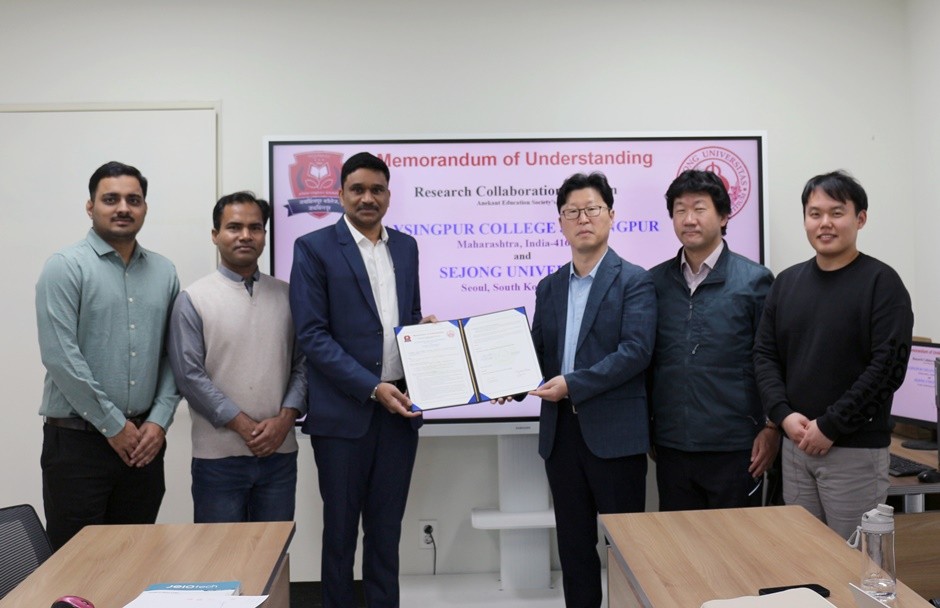 세종대 김덕기(오른쪽에서 세 번째) 교수와 인도 Jaysingpur College의 Sandip Sabale(왼쪽에서 세 번째) 교수 등 양측 관계자들이 기념촬영을 하고 있다. [사진=뉴시스]