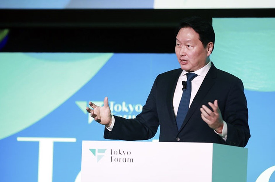 최태원 SK 회장이 21일 일본 도쿄대 야스다 강당에서 개최된 '도쿄포럼 2025'에서 개회사를 진행하고 있다. [사진=뉴시스]