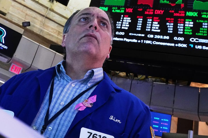 월가 트레이더 제임스 콘티가 20일(현지 시간) 뉴욕증권거래소(NYSE)에서 업무를 보고 있다. [사진=뉴시스]