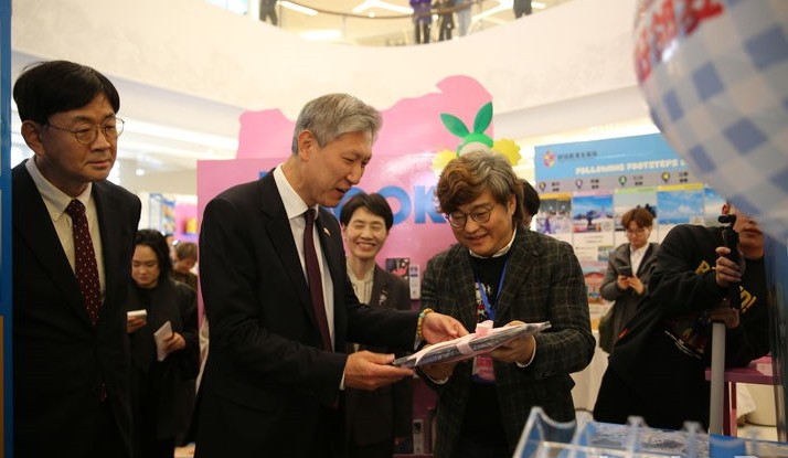  노재헌 주중대사가 지난 20일 칭다오의 쇼핑몰인 완샹청에 마련된 한국홍보관을 방문해 홍보 제품들을 살펴보고 있다.[사진=주중국대사관 ]