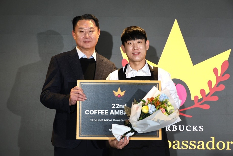 스타벅스 코리아 손정현 대표이사(왼쪽)와 22대 커피 앰배서더로 선발된 김도형 파트너. [사진=스타벅스]