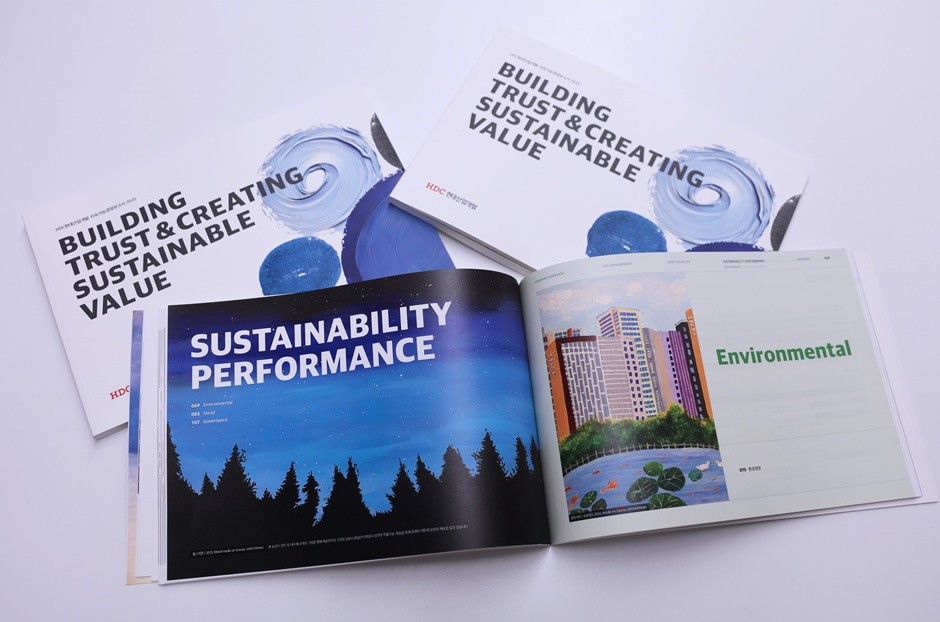 HDC현대산업개발이 한국ESG기준원(KCGS)의 2025년 ESG 평가 및 등급 공표에서 2년 연속 통합 A등급을 획득했다. (장애인 예술단이 직접 그린 그림이 적용된 HDC현대산업개발의 2025 지속가능경영보고서). [사진=HDC현대산업개발]