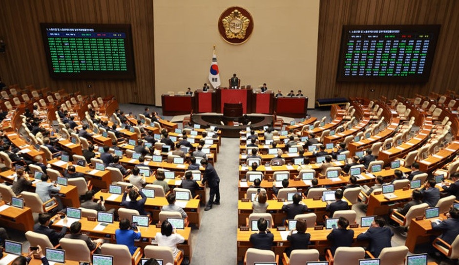 지난 8월 24일 오전 서울 여의도 국회에서 열린 제428회 국회(임시회) 제2차 본회의에서 노동조합 및 노동관계조정법 일부개정법률안(대안)이 더불어민주당 주도로 통과되고 있다. [사진=뉴시스]