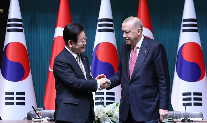 튀르키예를 국빈 방문 중인 이재명 대통령이 24일(현지 시간) 앙카라 대통령궁에서 레젭 타입 에르도안 튀르키예 대통령과 공동언론발표를 마친 뒤 악수하고 있다. [사진=뉴시스]