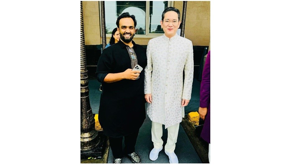 이재용 삼성전자 회장이 인도 최대 통신사인 릴라이언스 그룹 막내아들 결혼식에 참석한 하객과 사진을 찍고 있다. [사진=웨이보 캡쳐]