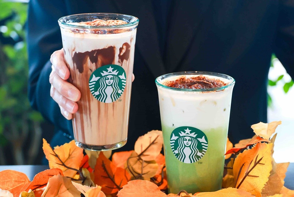 스타벅스 블랙 글레이즈드 라떼(좌)와 말차 글레이즈드 티 라떼(우). [사진=뉴시스]