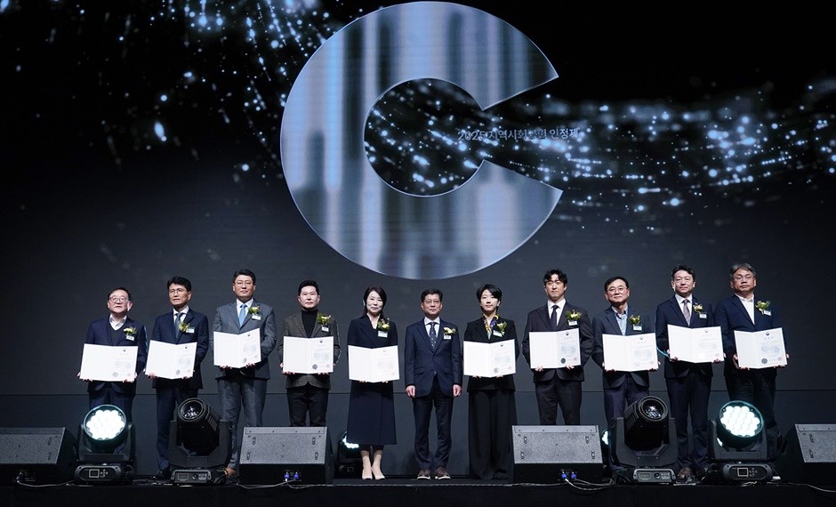 HS효성첨단소재가 7년 연속 '지역사회공헌 인정기업'으로 선정됐다. (최형식 HS효성 커뮤니케이션실 상무-오른쪽에서 세번째). [사진=HS효성]