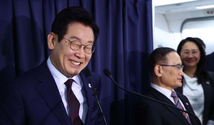 G20 정상회의 일정을 마친 이재명 대통령이 23일(현지 시간) 중동·아프리카 순방의 마지막 방문국인 튀르키예 앙카라로 향하는 공군 1호기에서 순방 기내 기자간담회를 하며 미소 짓고 있다. [사진=뉴시스]