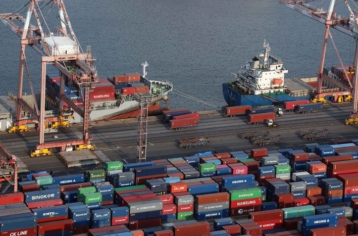 부산 남구 신선대(사진 아래) 및 감만(위) 부두 야적장에 수출입 컨테이너. [사진=뉴시스]