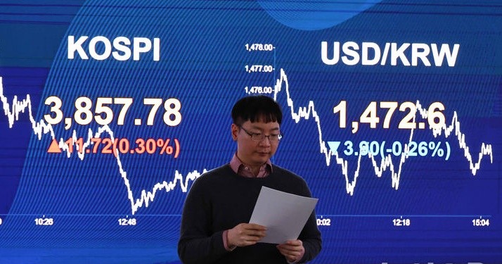 25일 오후 서울 여의도 KB국민은행 스마트딜링룸에서 딜러들이 업무를 보고 있다. 25일 오후 서울 여의도 KB국민은행 스마트딜링룸에서 딜러들이 업무를 보고 있다. [사진=뉴시스]