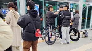 韓, 쉽게 변하지 않는다?…60대나, 20대나, 10대나 도긴개긴