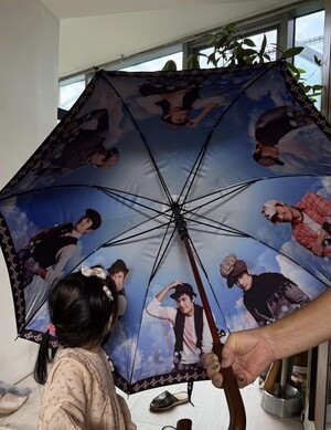 이민정, 딸 서이 근황 공개…‘아빠 사진 우산’ 눈길