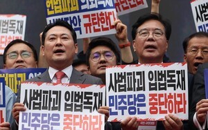 지지율 정체 고심하는 국힘, 강경 투쟁·외연 확장 병행 전략 모색