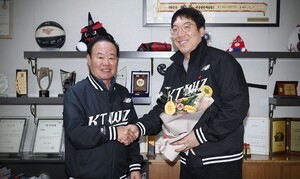 KT 위즈, 베테랑 김현수 FA로 영입…총액 50억원 ‘승부수’